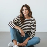 חולצת טי כתף שמוטה - פסים שמנת/שוקולד - מירן