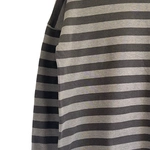 חולצת טי כתף שמוטה - פסים אפור/גרפיט - מירן