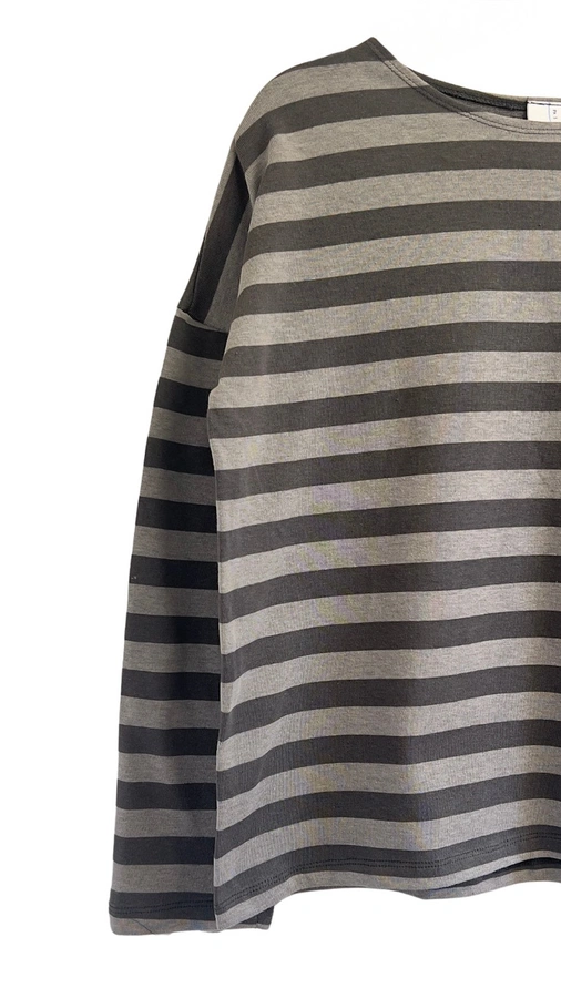 חולצת טי כתף שמוטה - פסים אפור/גרפיט - מירן