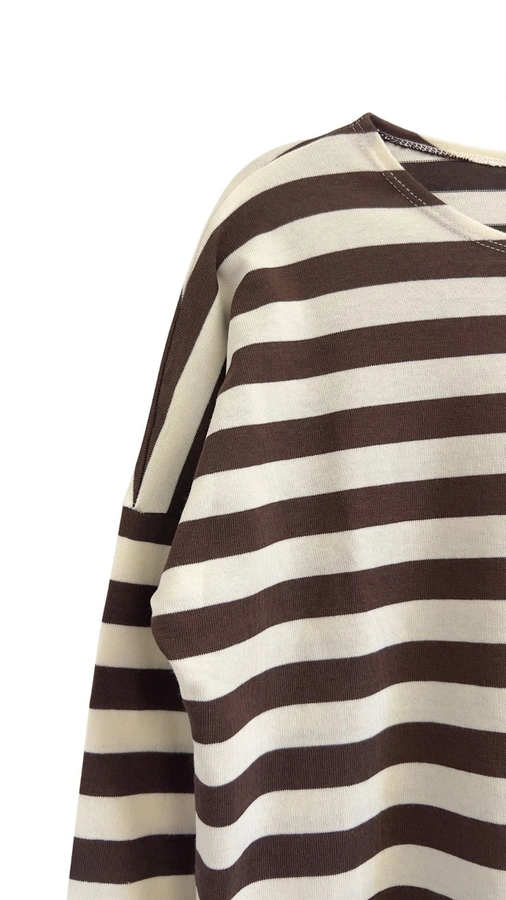 חולצת טי כתף שמוטה - פסים שמנת/שוקולד - מירן