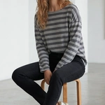 חולצת טי כתף שמוטה - פסים אפור/גרפיט - מירן