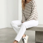 חולצת טי כתף שמוטה - פסים שמנת/חום - מירן